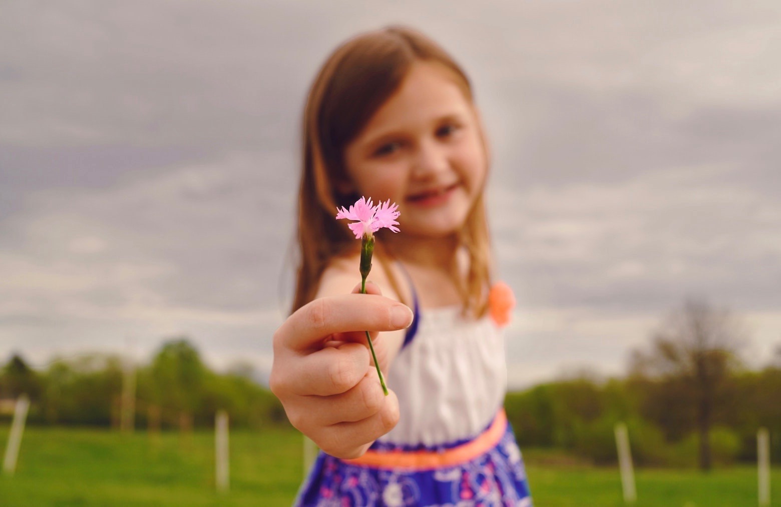 Kind mit Blume Blume